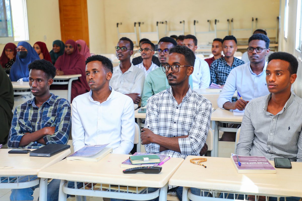 shafici_ibrahim's tweet photo. It was a great pleasure and honor to  invited @AliHoshow, director of communication and technology @MOFASomalia as a guest speaker at @FPSPA_MU class of Media and Politics. https://t.co/vXbi3eEUAe