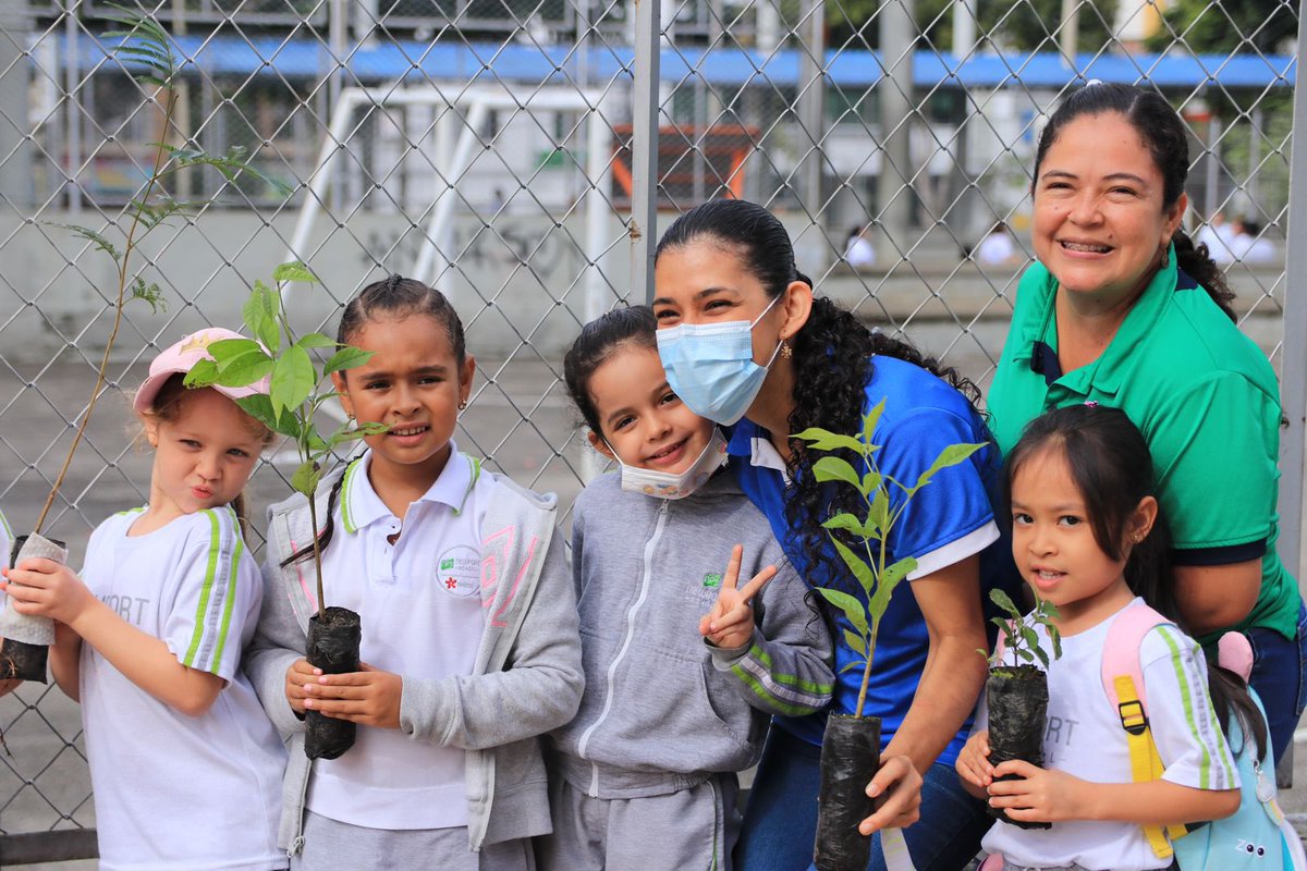 GobdeSantander's tweet photo. ¡En #Santander aplaudimos las buenas acciones por nuestro ecosistema!🙌🏼🌳 Desde la Secretaría Ambiental participamos de una jornada educativa del Newport School donando 250 plantas como guayacanes y búcaros para que los más pequeños siembren vida y aprendan a cuidar su entorno. https://t.co/hPJ8G28VjG
