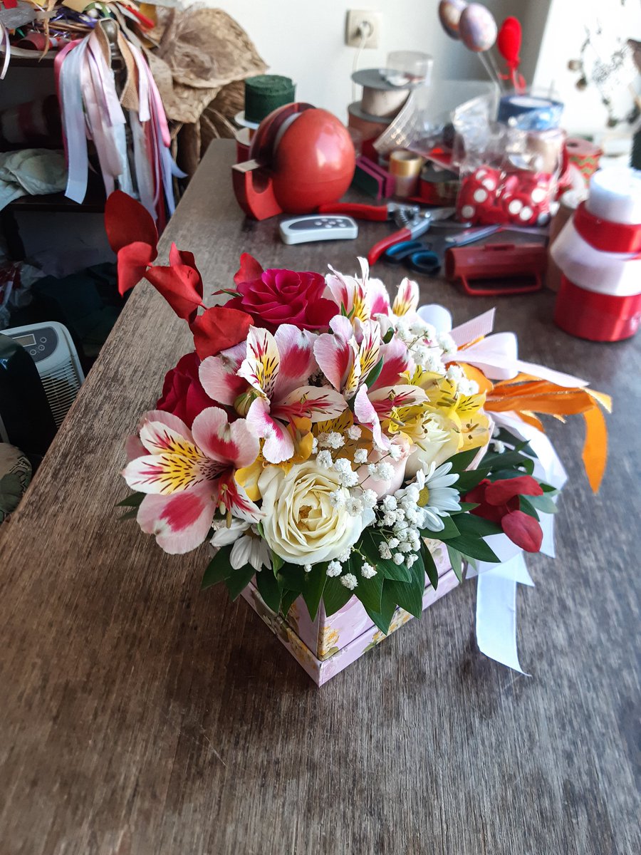 zare_entuzijast's tweet image. #pinkflowerbox #squarebox #astromeria #roses #chrysanthems #pinkastromeria #yellowastromeria #whiteroses #pinkroses #babyroses #whitechrysanthems #gypsophila #eucalyptus #redeucalyptus #decoration #ribbons #satinstrap