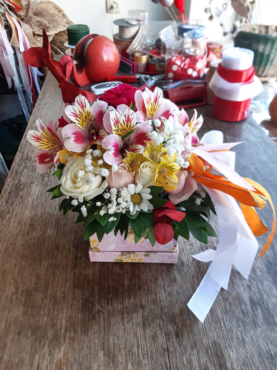 zare_entuzijast's tweet image. #pinkflowerbox #squarebox #astromeria #roses #chrysanthems #pinkastromeria #yellowastromeria #whiteroses #pinkroses #babyroses #whitechrysanthems #gypsophila #eucalyptus #redeucalyptus #decoration #ribbons #satinstrap