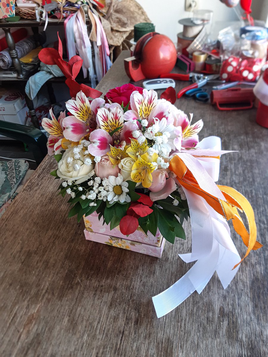 zare_entuzijast's tweet image. #pinkflowerbox #squarebox #astromeria #roses #chrysanthems #pinkastromeria #yellowastromeria #whiteroses #pinkroses #babyroses #whitechrysanthems #gypsophila #eucalyptus #redeucalyptus #decoration #ribbons #satinstrap