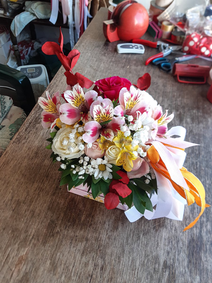zare_entuzijast's tweet image. #pinkflowerbox #squarebox #astromeria #roses #chrysanthems #pinkastromeria #yellowastromeria #whiteroses #pinkroses #babyroses #whitechrysanthems #gypsophila #eucalyptus #redeucalyptus #decoration #ribbons #satinstrap