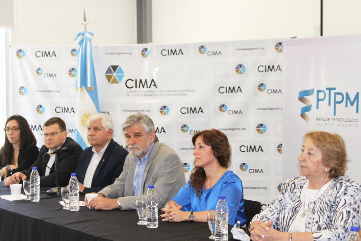 CIMA recibió al Ministro de Ciencia, Tecnología e Innovación Productiva de la Nación, <a href="/FilmusDaniel/">Daniel Filmus</a>, con motivo de la firma de un acuerdo de cooperación con el <a href="/ParqueTecMadryn/">Parque Tecnológico Puerto Madryn</a>. Además, se firmó un convenio tripartito entre CIMA, el Parque Tecnológico y la <a href="/unpsjb_madryn/">UNPSJB Puerto Madryn</a>