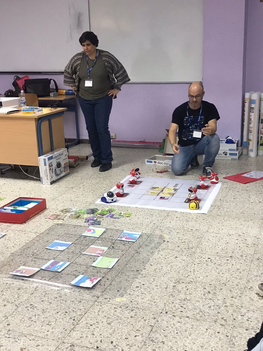 Taller de robótica de suelo en #innovareli #innovareli22 con <a href="/GoyoLlorente/">Goyo Llorente</a> todo un gustazo compartir con tantos profes de reli