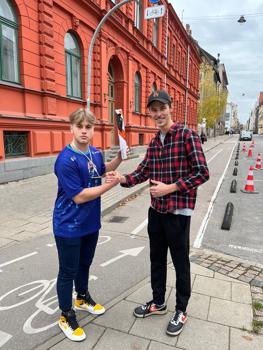 Šodien 4 mūsu komandas pārstāvji apmeklēja Redbull Flick 2 pret 2 turnīru, kurā mēs arī tikāmies ar mūsu jauno sponsoru - Aleksandru Aveni. Pirmā lieta ko izdarīja Aleksandrs, apgādāja komandu ar perifēriju! #AVENES