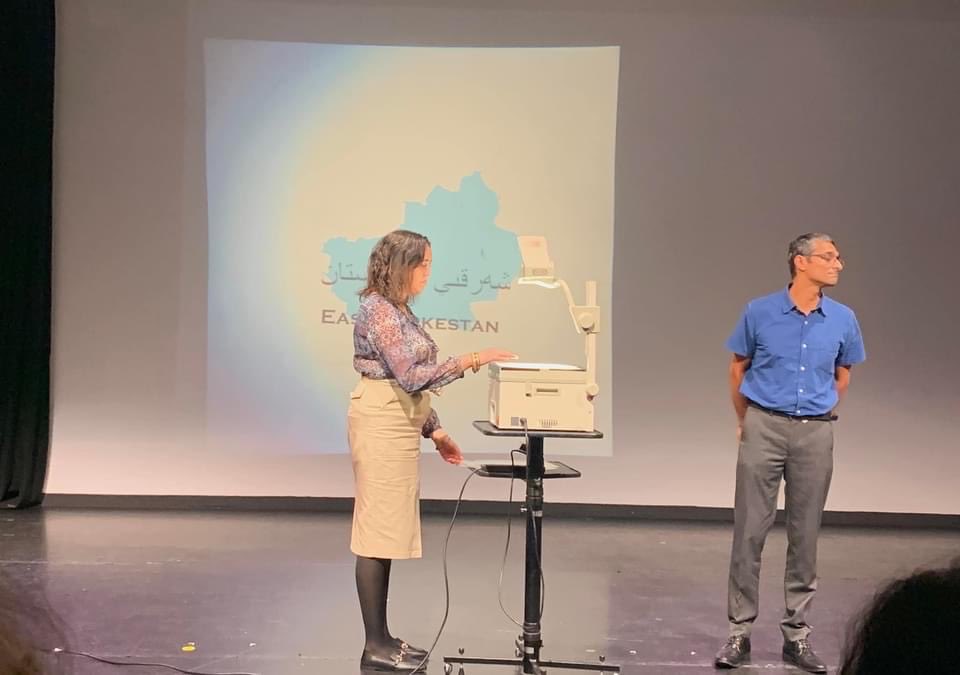 İngiltere Liverpool şehirindeki “RICH MIX” tiyatro salonunda “evladı kopararak yıldızdın yok ediş “ adındaki Uygur soykırım konu edinen tiyatro oyunu gösterildi.