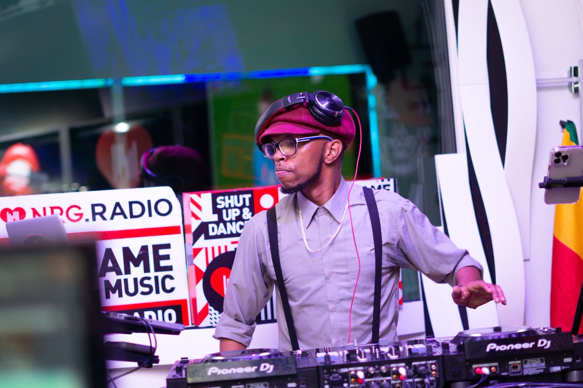 Man a bad man <a href="/SupaHeroDjNavel/">SupaHero Dj Navel</a> serving more magiic🇯🇲🇯🇲🇯🇲
If the tune so nice , do what??
#reggaeboyzonnrg