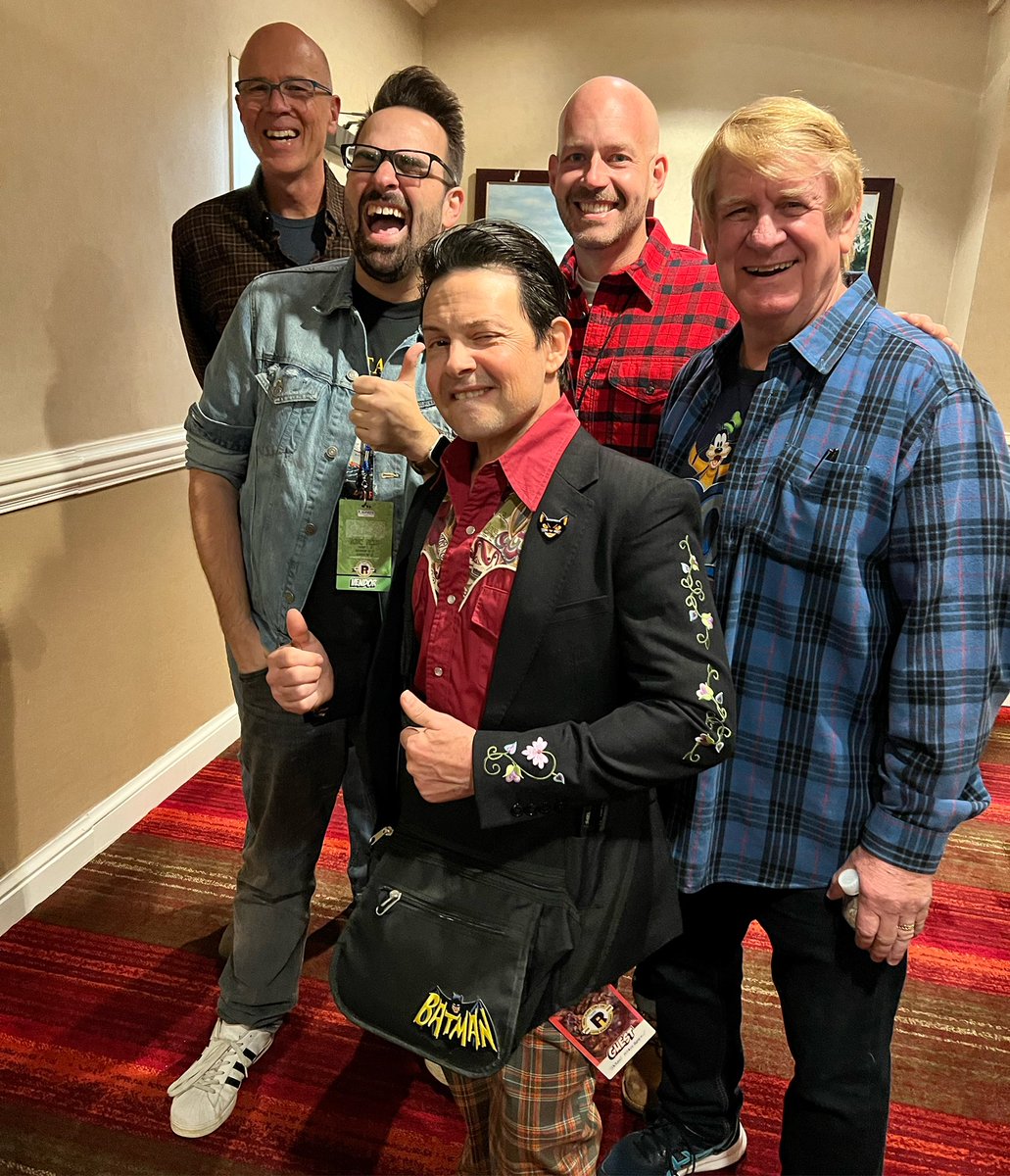 When I met the people who did the voices of Mickey Mouse, Christopher Robin/Mowgli, Goofy + Max - I never thought we’d start a boy band. But here we are. Killer time moderating the #Disney voices panel with @JasonMarsden, @GoofyBill, Brett Iwan + Bruce Reitherman at @ricomiccon