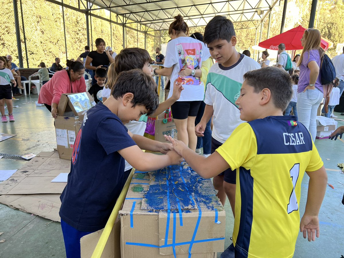 colegioelmonte's tweet photo. Y hemos disfrutado de un magnífico fin de fiesta con el arte de nuestros alumnos y la construcción de materiales reciclados, ¡enhorabuena a todos por vuestra participación en esta I Jornada #Familia #FESD! #aceptaelreto #somosfamilia #somosfesd https://t.co/LqBn5A6vd0