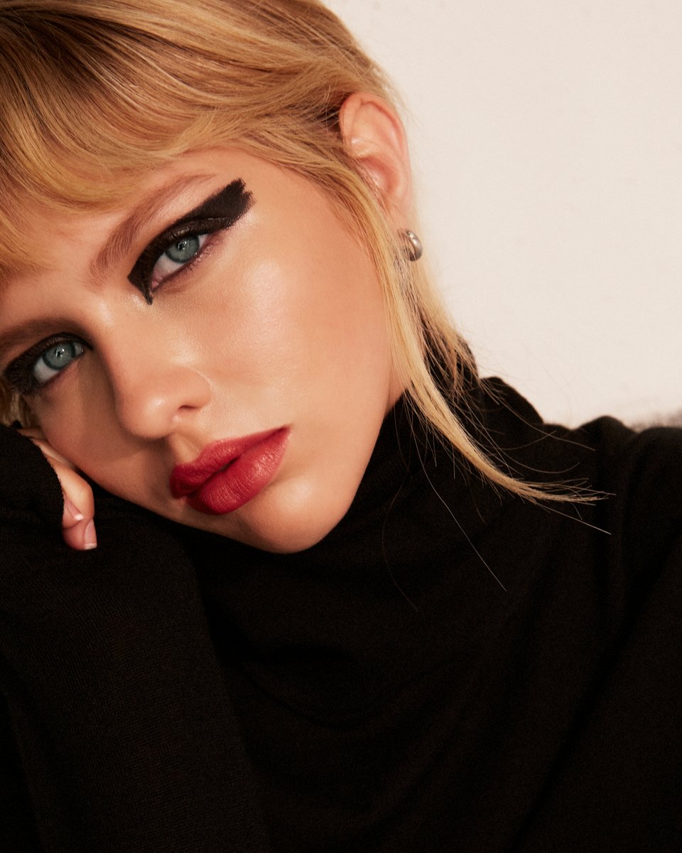 EXXX-TREME is the name of this beauty game. Pale brows, strong eyes with an unfinished edge and semi-matte stained lips!

Get the #JillianDempsey look:
EYES: Bronze Lid Tint with heavy strokes of Jet Black Khôl eyeliner over it. Rich Brown Khôl Eyeliner on lower lids smudged.
C