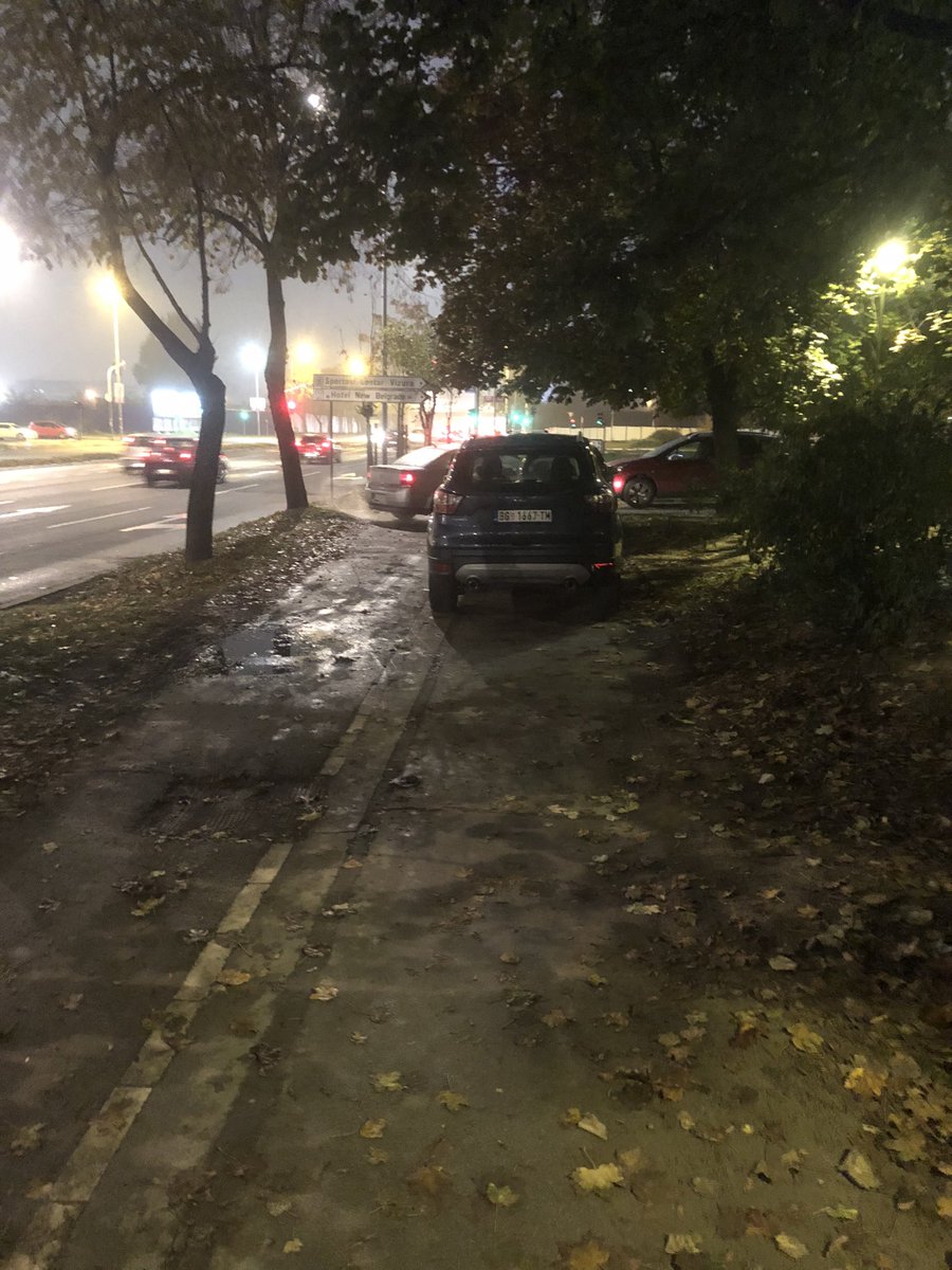 Niz nepropisno parkiranih vozila na trotoaru pored mercedes zgrada Bul Milutina Milankovica 130 <a href="/prijavi_problem/">Servisnicentar</a>