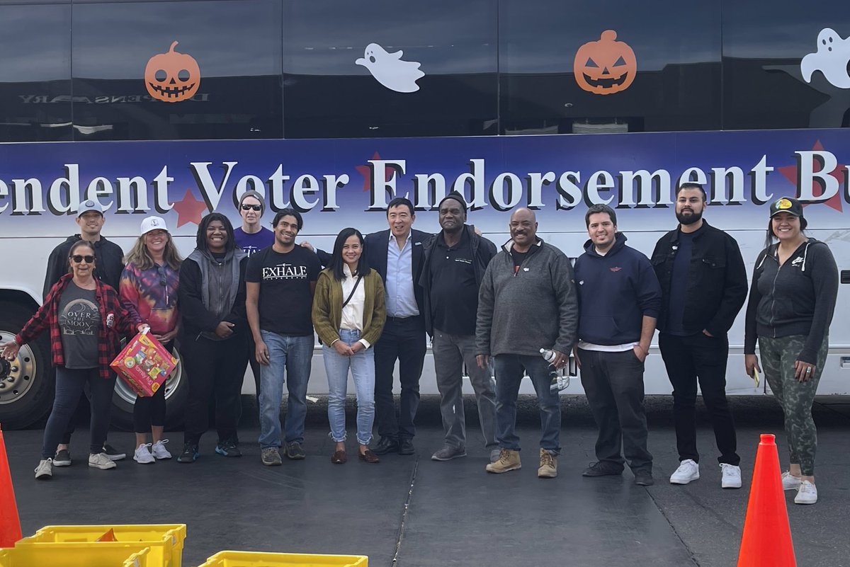 In Las Vegas giving away food with some <a href="/VoteYESon3NV/">YES on Question 3 NV</a> <a href="/FWD_NV/">Nevada Forward Party</a> volunteers!