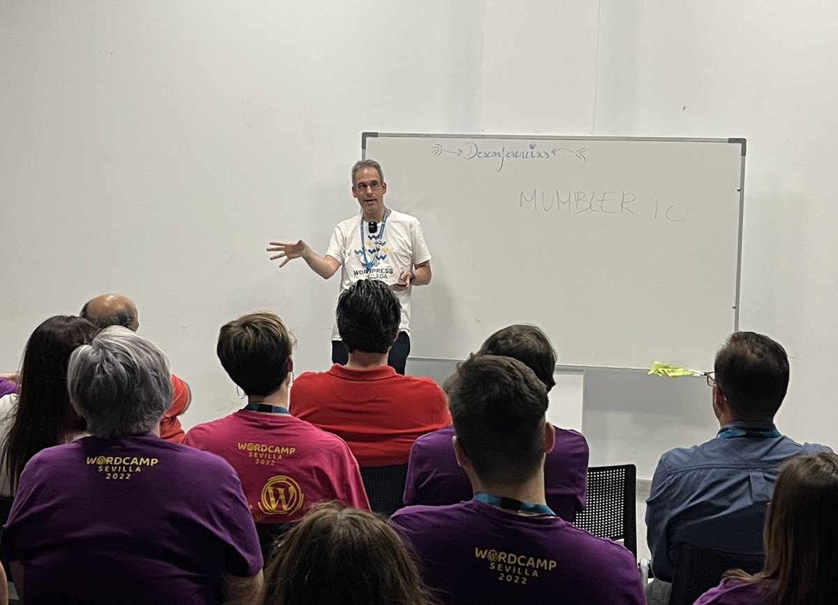 Qué les gusta a estos chicos un micro 🎙️ <a href="/WPSevilla/">WordPress Sevilla</a> <a href="/jesusyesares/">Jesús Yesares García</a> <a href="/davidperezmk/">David Pérez</a> <a href="/WCSevilla/">sevilla.wordcamp.org</a>