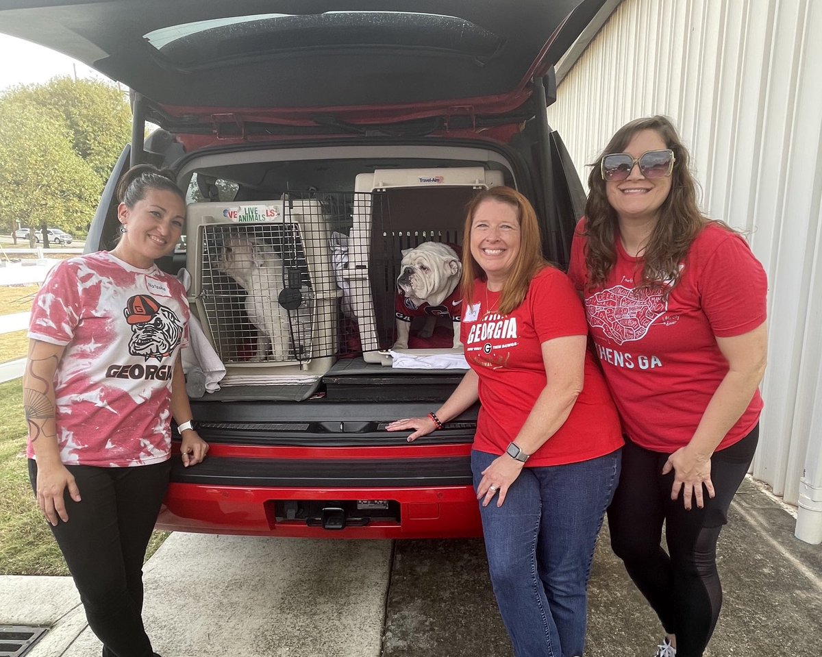 Uga and his son! #GoDawgs ⁦<a href="/ugavetmed/">UGA College of Veterinary Medicine</a>⁩