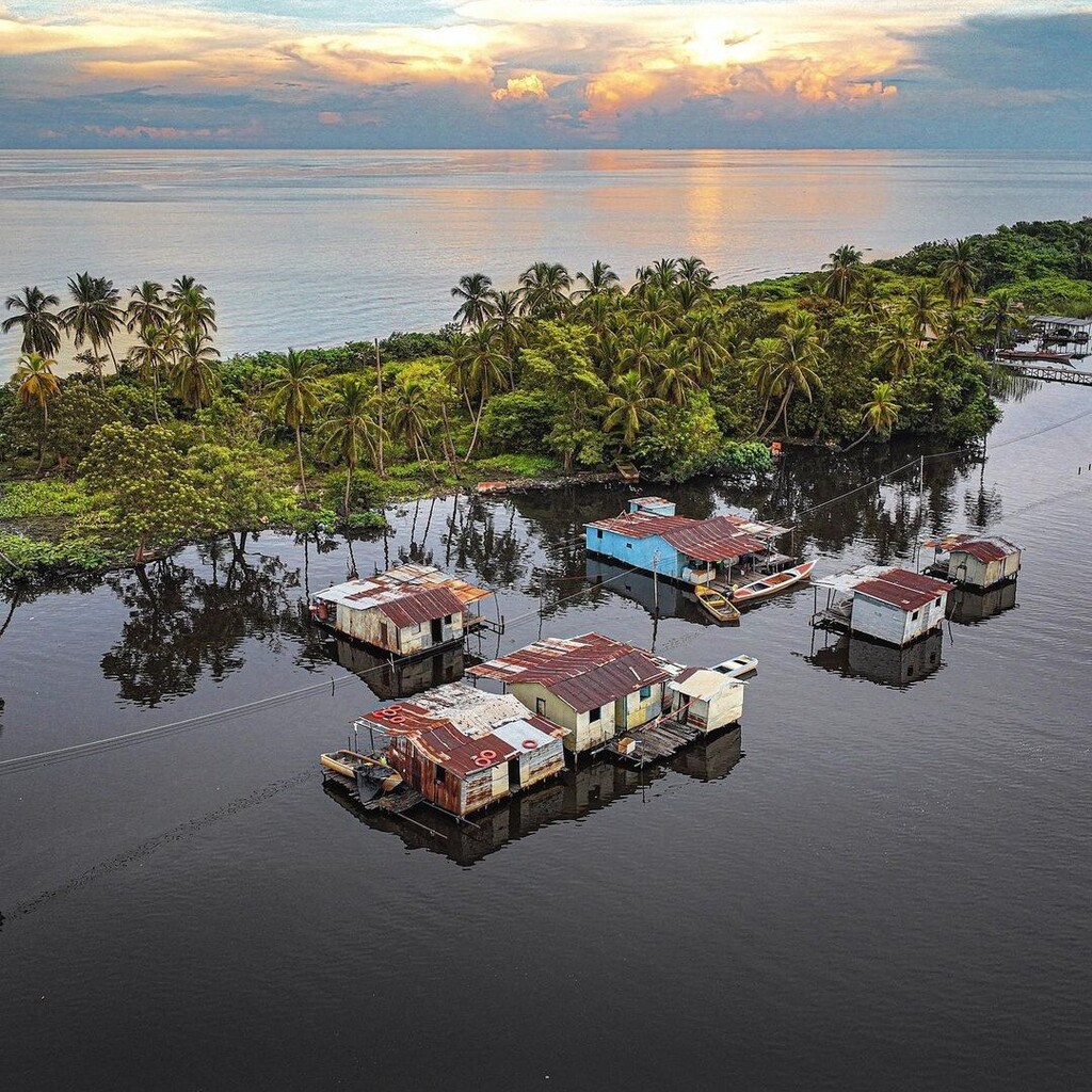 OrinocoTribune's tweet photo. PHOTO OF THE DAY 📸
Credit: @ospreyexpeditions
Lake Dwellings at Ologa, Zulia state. Home place of the Catatumbo Lightning phenomenon.
Location: #lagodemaracaibo #catatumbo #ologa #maracaibolake #surdellago #lakedwellers https://t.co/ogENz99mwp https://t.co/TqZoRSKdNX