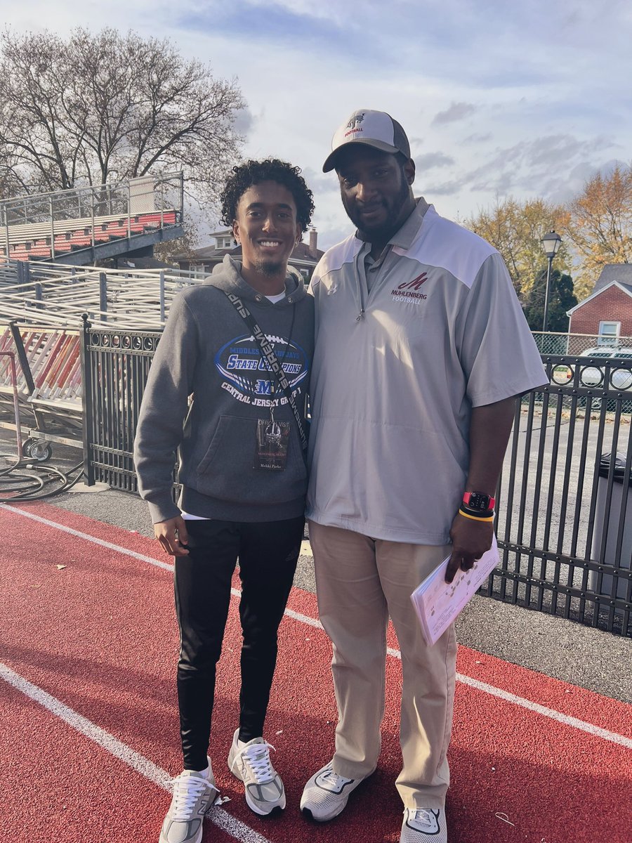 MehkiParks's tweet photo. Thank you @22CoachMoe for the invite. I had a great time visiting @DigInMules thank you for the official visit. https://t.co/TaA4KvA271