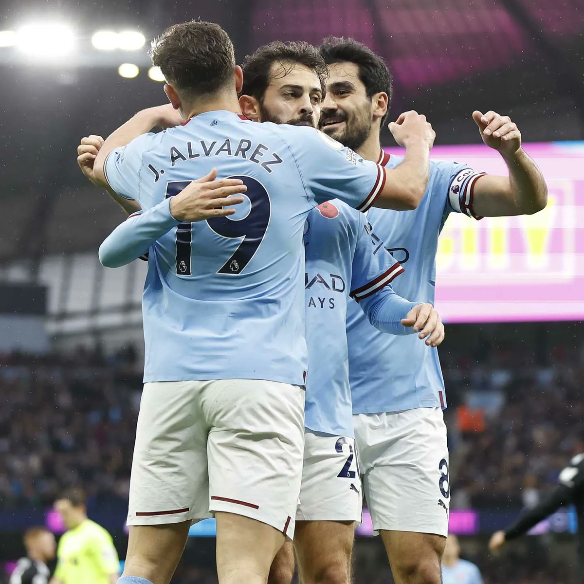 IlkayGuendogan's tweet photo. Champion's mentality 💯 Huge compliment to the team 🔥 +3 with one man down 👊🏼 #CmonCity 💙 https://t.co/rFUh1Djb91