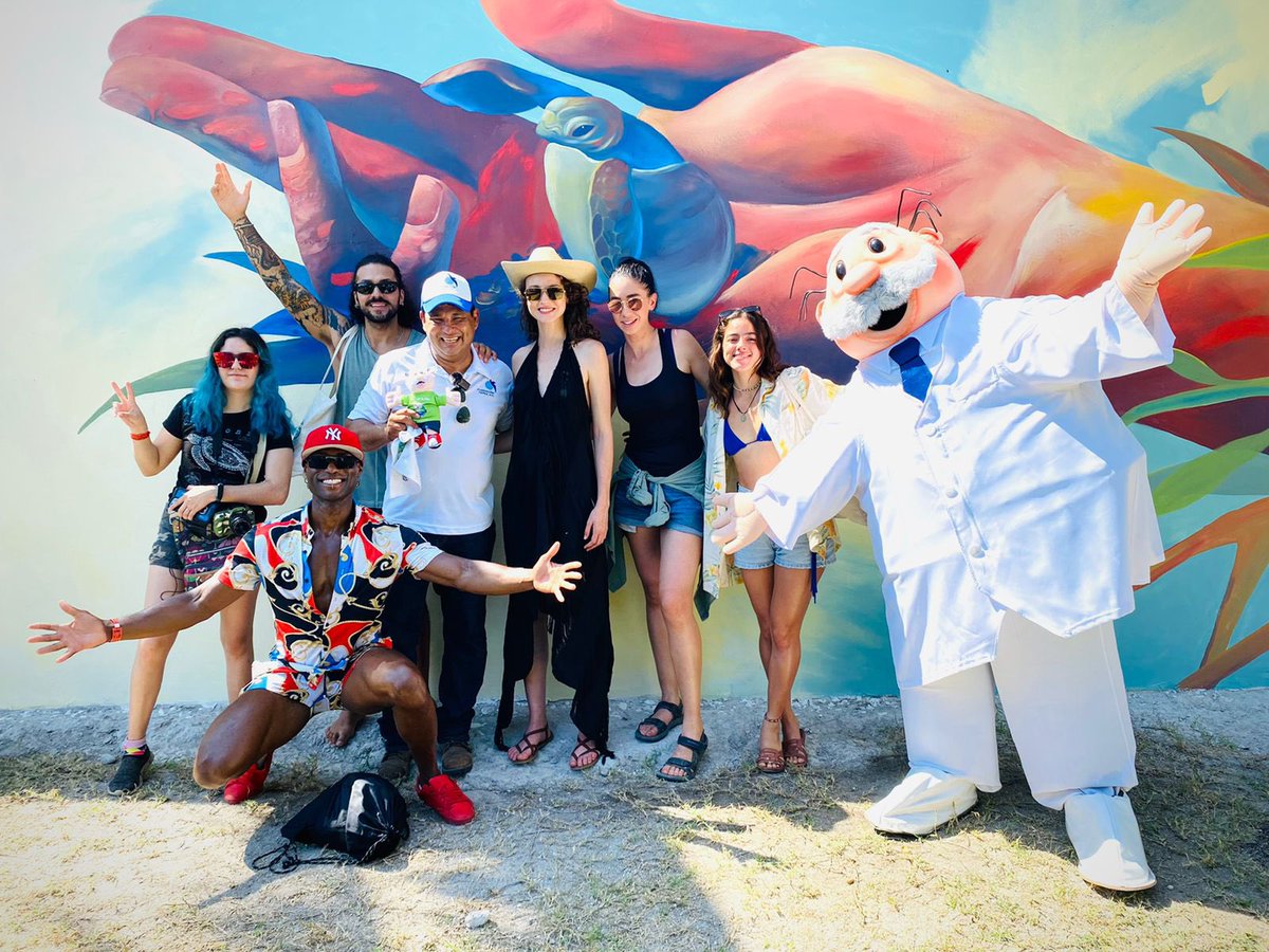 DrSimiTV's tweet photo. Voluntarios de @fsimilares artistas plásticos, influencers, seguidores de @FundacionYepez y #SíMiPlaneta unidos por una sola causa: la limpieza de playas, la siembra de 1,500 semillas de árboles nativos y endémicos y la liberación de 2,500 tortugas. https://t.co/CvaMeLOFM8