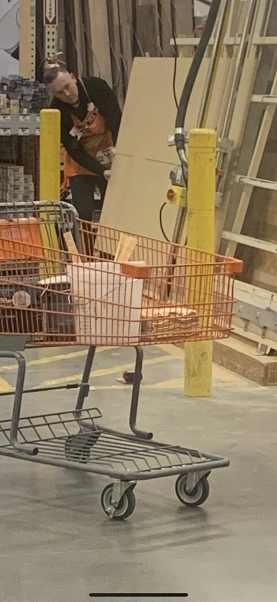 MichaelaFay2203's tweet photo. See this.. This is our store manager… Lincoln 8571…Way to set a huge example Patrick… myself and a few associates walking by were super Wowed…..Just one of the reasons you rock…. https://t.co/EGP73ZtCWm