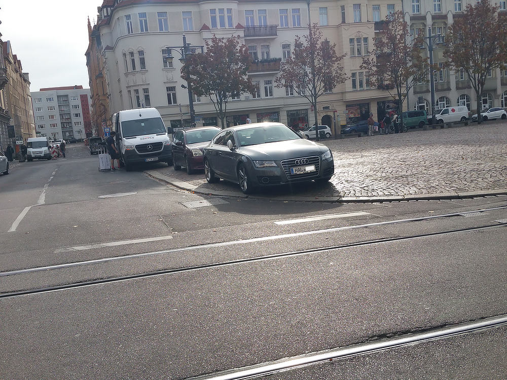 stadtleben_HAL's tweet photo. Neulich am #Hallmarkt, @stadt_halle (#Altstadt).
Fünf Minuten später stand der nächste daneben und ging zum Dönerladen an der Ecke.

Danke, @c_bernstiel und @ThomasKeindorf.

#runtervomgehweg
#StädtefürMenschen https://t.co/WBpXiPtIb1