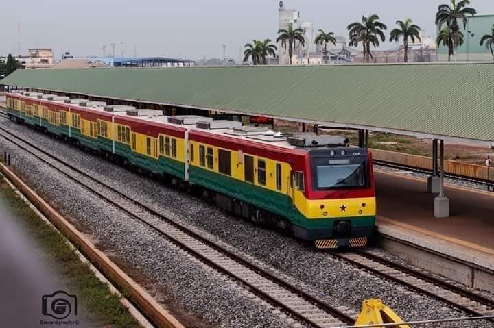 innocenttt_k's tweet photo. If you wanna be taking the train, it moves from tema harbour through harbor crossing, asoprichona, teshie(baatsona), shangrila overpass, dzorwulu, achimota, circle then finally kanta in Accra. First class is 7gh and second class 5gh https://t.co/EM1k1i6FUn