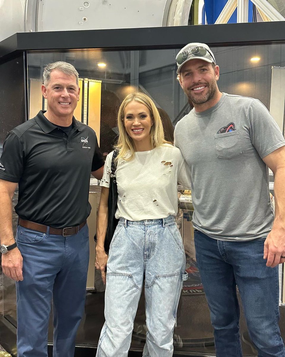 fisherfan1212's tweet photo. #Repost #mikefisher
・・・
Thank you @astro_kimbrough and @NASA for an incredible tour today! Driving the moon rover was pretty cool but being in Mission Control and talking to the astronauts in space was the highlight! #nasajohnson @carrieunderwood https://t.co/rqVYzMQcei