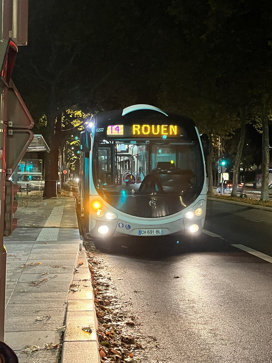 troupikups's tweet photo. T4 arrêt boulingrin. Le machiniste @reseauastuce descend, et il s’en va…. Le moteur tourne. Beaucoup de passagers préfère descendre. #securité plus assuré. Finalement plusieurs minutes plus tard un autre arrive en courant. Peux-t-on laisse un bus comme ça ? https://t.co/HAPNrcBIkd