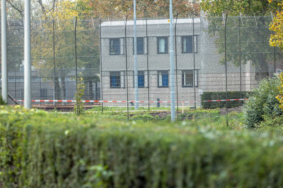 Patiënt en medewerker kliniek #Veldzicht in #Balkbrug overleden na steekpartij en brandstichting… Politie heeft plaats delict gemaakt en doet uitgebreid onderzoek.

P 1 BON-01 (GRIP 1) (Middel BR) BR cel Veldzicht Ommerweg Balkbrug