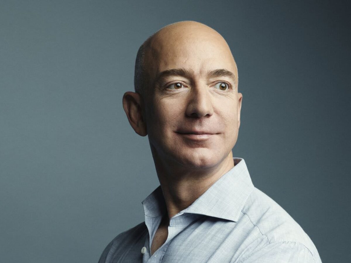 PopBase's tweet image. Jeff Bezos is being sued after his housekeepers reportedly got UTIs due to lack of bathroom access: 

“For about 18 months, in order to use a bathroom...housekeepers were forced to climb out the laundry room window to the outside,” the lawsuit claims.