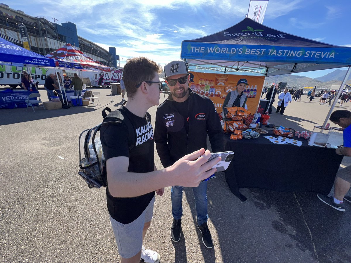 HYAKMotorsports's tweet photo. Thank you fans for coming out to the @SweetLeafStevia appearance this morning @phoenixraceway to see @StenhouseJr! 

Next on the schedule is qualifying, which begins at 3:30 PM ET. Tune in @USA_Network @MRNRadio and streaming @nbcsports. 

#NASCAR https://t.co/cjeGUJe6SH