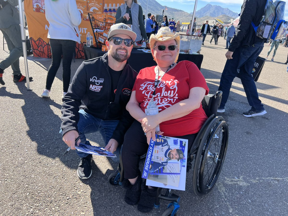 HYAKMotorsports's tweet photo. Thank you fans for coming out to the @SweetLeafStevia appearance this morning @phoenixraceway to see @StenhouseJr! 

Next on the schedule is qualifying, which begins at 3:30 PM ET. Tune in @USA_Network @MRNRadio and streaming @nbcsports. 

#NASCAR https://t.co/cjeGUJe6SH