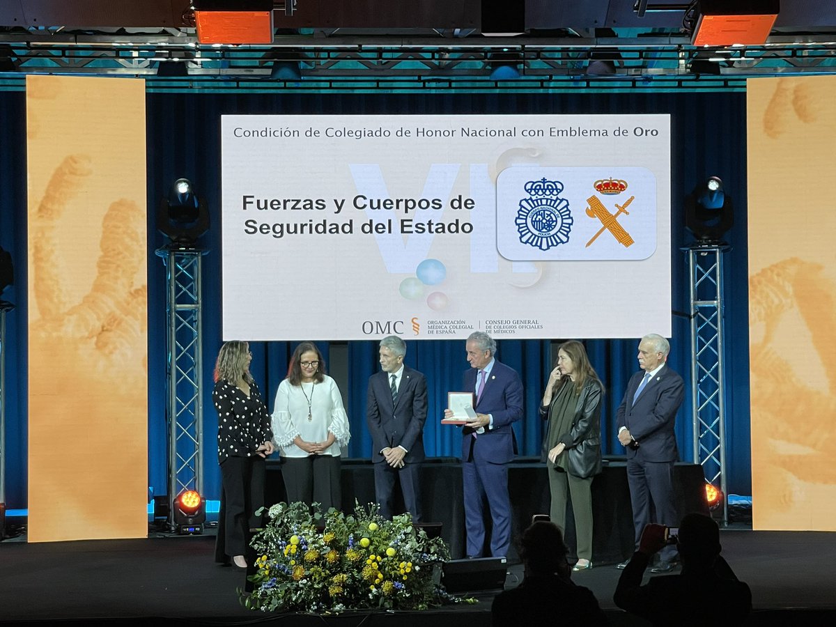 Tomas Toranzo Cepeda (@tomastoranzo1) on Twitter photo El <a href="/CGCOM_Esp/">Consejo General de Médicos</a> concede la #MedallaDeHonor con emblema de oro a las Fuerzas y Cuerpos de Seguridad del Estado por su lucha contra las agresiones a los sanitarios que recoge en representación de <a href="/policia/">Policía Nacional</a> y <a href="/guardiacivil/">Guardia Civil</a> el Ministro del Interior El <a href="/CGCOM_Esp/">Consejo General de Médicos</a> concede la #MedallaDeHonor con emblema de oro a las Fuerzas y Cuerpos de Seguridad del Estado por su lucha contra las agresiones a los sanitarios que recoge en representación de <a href="/policia/">Policía Nacional</a> y <a href="/guardiacivil/">Guardia Civil</a> el Ministro del Interior