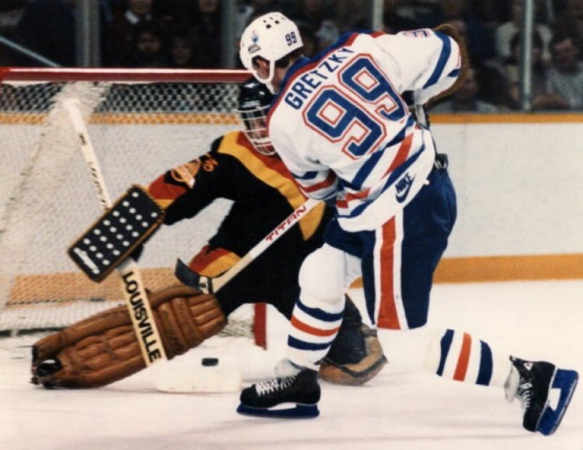 Super70sSports's tweet photo. Wayne Gretzky scored his 1000th point in his 424th career game. He was 23 years old. Give that some thought. https://t.co/mBmtPvyddg