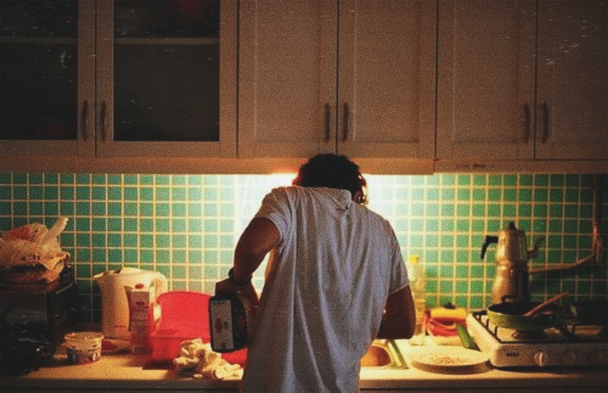 А ночью на кухне слушать. Парень на кухне со спины. Мужчина на кухне спиной. Мужчина готовит. Парень сидит на кухне.
