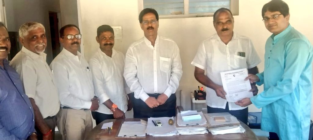 ProfSRK's tweet image. Invited Kundapura MLA Haladi Shrinivas Shetty Ji, Progressive Farmer Leader Kiran Kodgi Ji, VHP Leader Premananda Shetty Ji, Renowned Social Worker &amp;amp; Businessman Dr. Govinda Babu Poojary Ji for the #BharatiyaMazdoorSangh Samavesh at Mangaluru on 13 Nov.
#BMS #DattopantThengadi