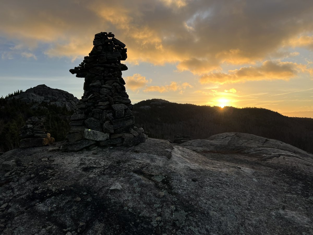 AdkRunner's tweet photo. A sunrise hike to soothe my soul. Beautiful way to spend my Saturday morning. #adirondacks #OptOutside https://t.co/Sl0tlLizcx