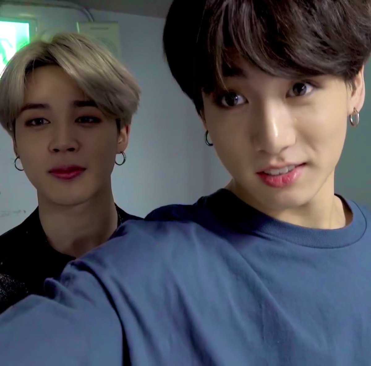 Ceci_Kookmin_YT's tweet photo. El JiKook está en tendencia por que estamos en la semana de aniversario del viaje del Jikook a Tokyo 🥺💙💛 Y a días del aniversario del G.C.F🐰🐣Pero que bonito 🤭 https://t.co/pytxCaeHMi