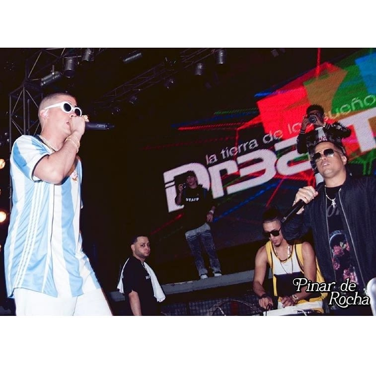 Jowel912's tweet photo. las fotos de bad bunny en pinar de rocha son buenisimas, retratos de una epoca https://t.co/5lXFR2Bd88