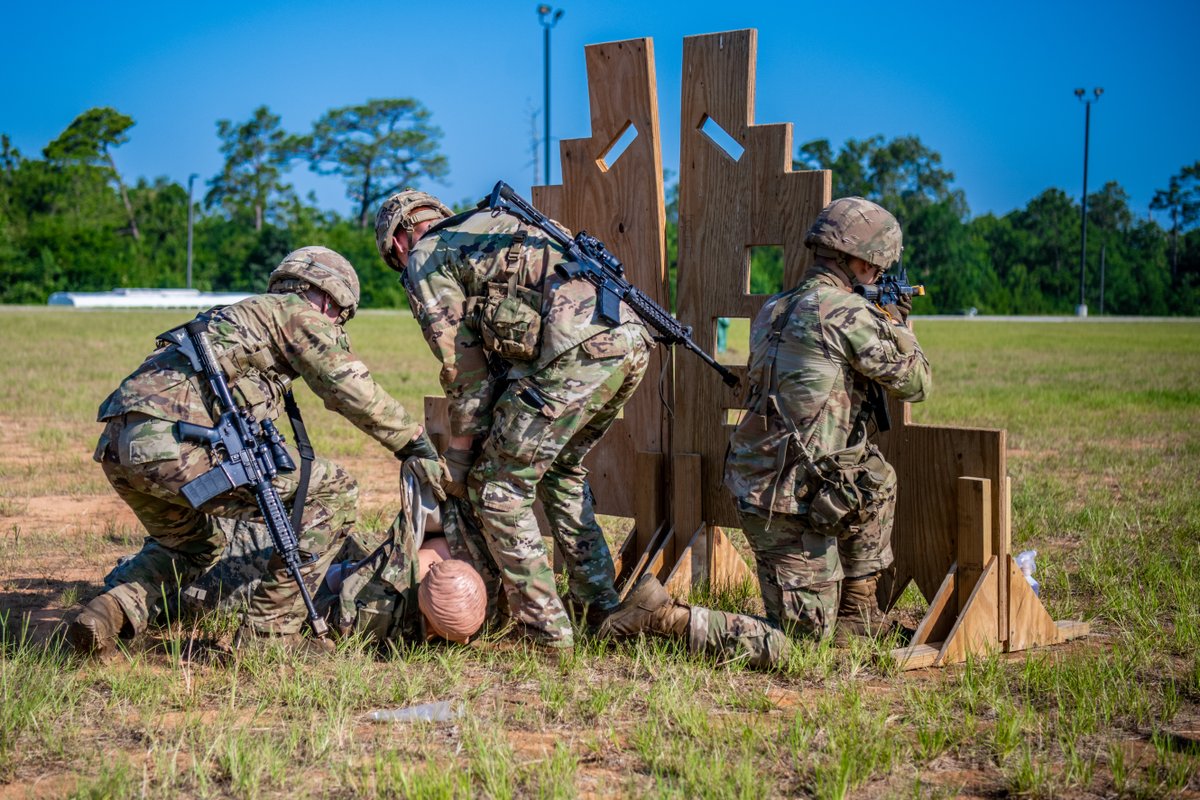 MCoEFortBenning's tweet photo. A Soldier is nothing without their teammates to their left and right. 

Whether they're still in training or out in their units, teamwork is essential for every Soldier's success.

#OneForceOneFight @USArmy @TRADOC @curtisbuzzard @DerrickGarner20 https://t.co/cYFJpUSYK8