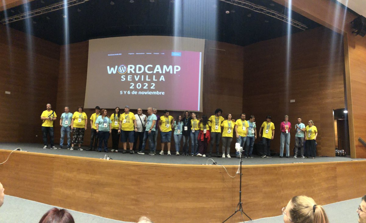 Este es el equipazo que ha hecho posible #WCSevilla ¡Bravo! Gracias, <a href="/WCSevilla/">sevilla.wordcamp.org</a> 👌😘😎