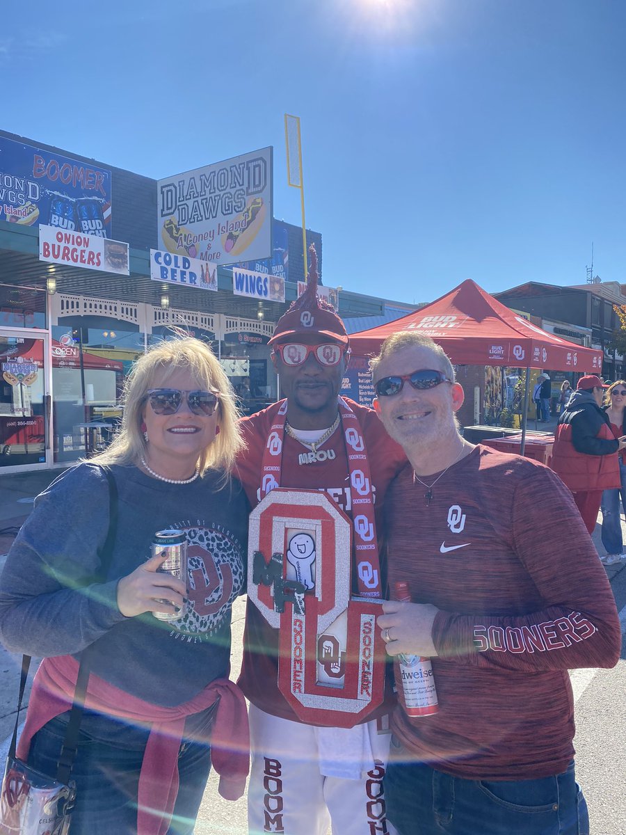 3Khowell's tweet photo. Mr OU in the house! Beat Baylor. @MrOu62611389 Perfect football weather. #BoomerSooner #ouvsbaylor https://t.co/rERQiET6xf
