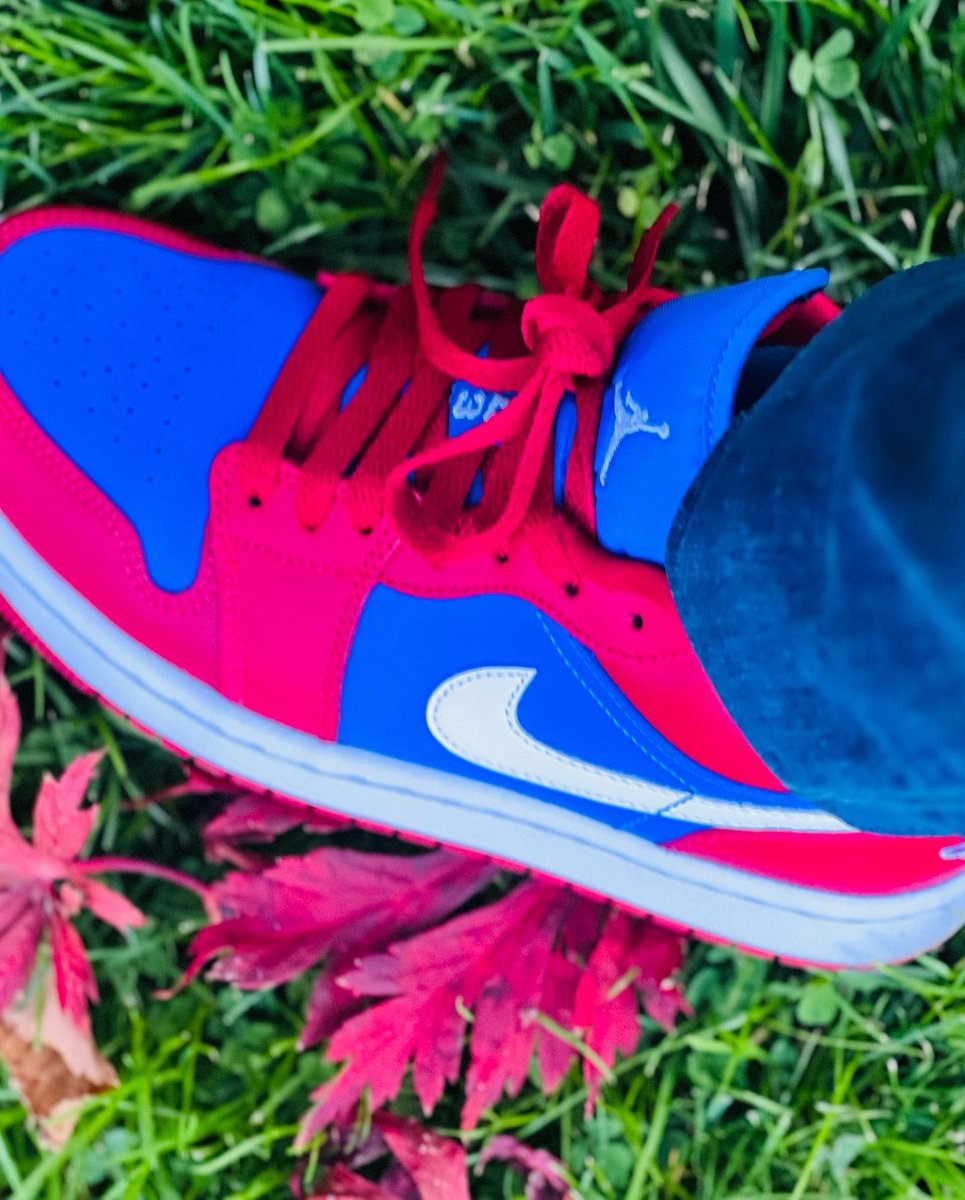 Storm24Jenkins's tweet photo. Photoshoot Fresh #fallvibes 🍁continues with a good Bordeaux detail sweater @express paired with dark rinse jeans @OldNavy and these @Jumpman23 women’s low beauties to make the outfit complete’ what’s ur #saturdaylook? #1of1s @hisexcellence79 https://t.co/dxtoTDi1A6