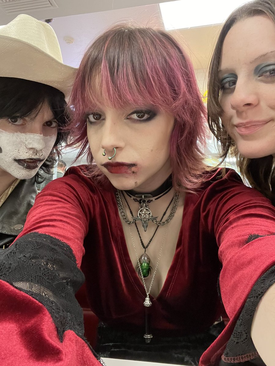 bugwrld's tweet photo. I never posted my Halloween costume hai https://t.co/kfNb4dwCtK