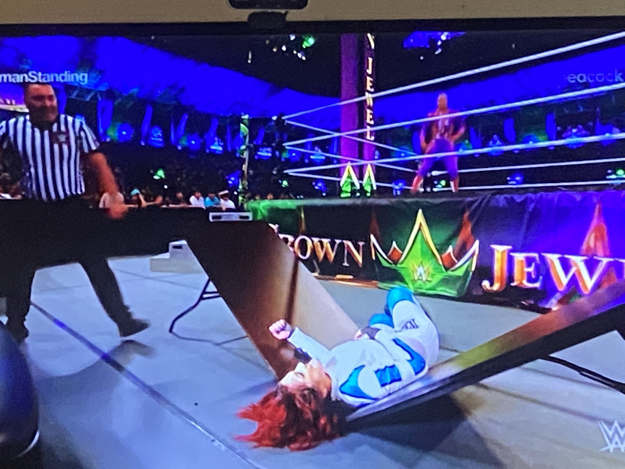 2 pic. How in the hell is this match still going? THIS IS AWESOME!!! #WWECrownJewel https://t.co/ikFuceuYGI