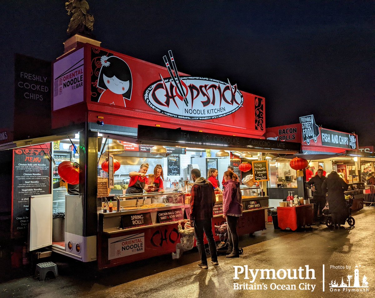 Night time setting in, crowds arriving and there is plenty of time to head on down :) 🔥 Bonfire lighting at 7.30pm followed by 🎇 Fireworks from The Royal Citadel at 8pm Photos courtesy of @oneplymouth