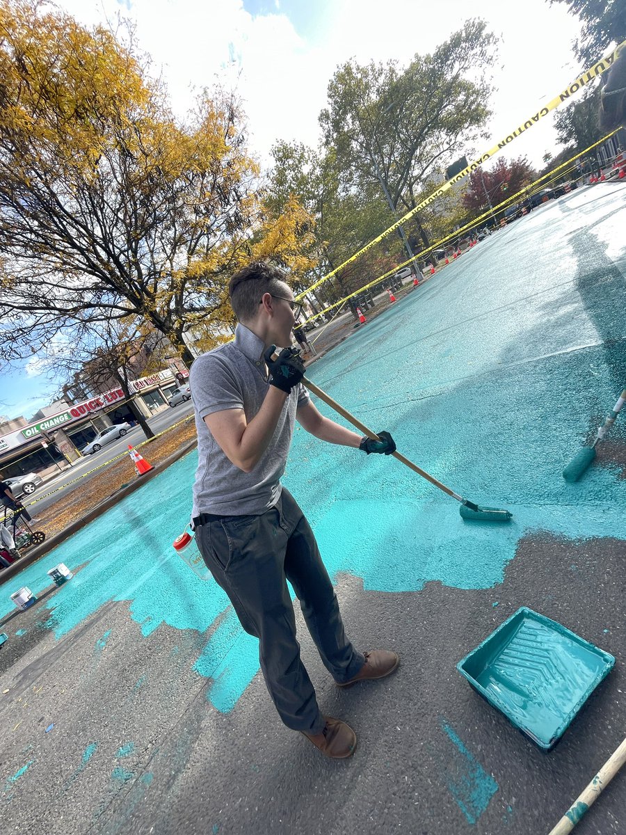 KathyParkPrice's tweet photo. Hi from #UnderhillPlaza where volunteers are painting Underhill between Atlantic and Pacific with @phndc_brooklyn! https://t.co/coWZUM13aI