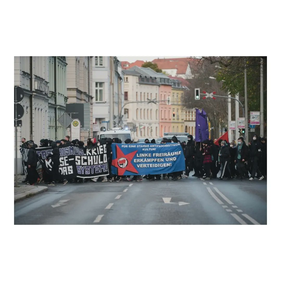 Etwa 200 Aktivist*innen nahmen heute im sächsischen #Zwickau an einer Gedenkdemo anlässlich des 11. Jahrestages der Selbstenttarnung vom NSU teil. Zentraler Kritikpunkt der Demonstrierenden war hierbei die fehlende Aufarbeitung der Ereignisse durch die Sicherheitsbehörden.
1/2