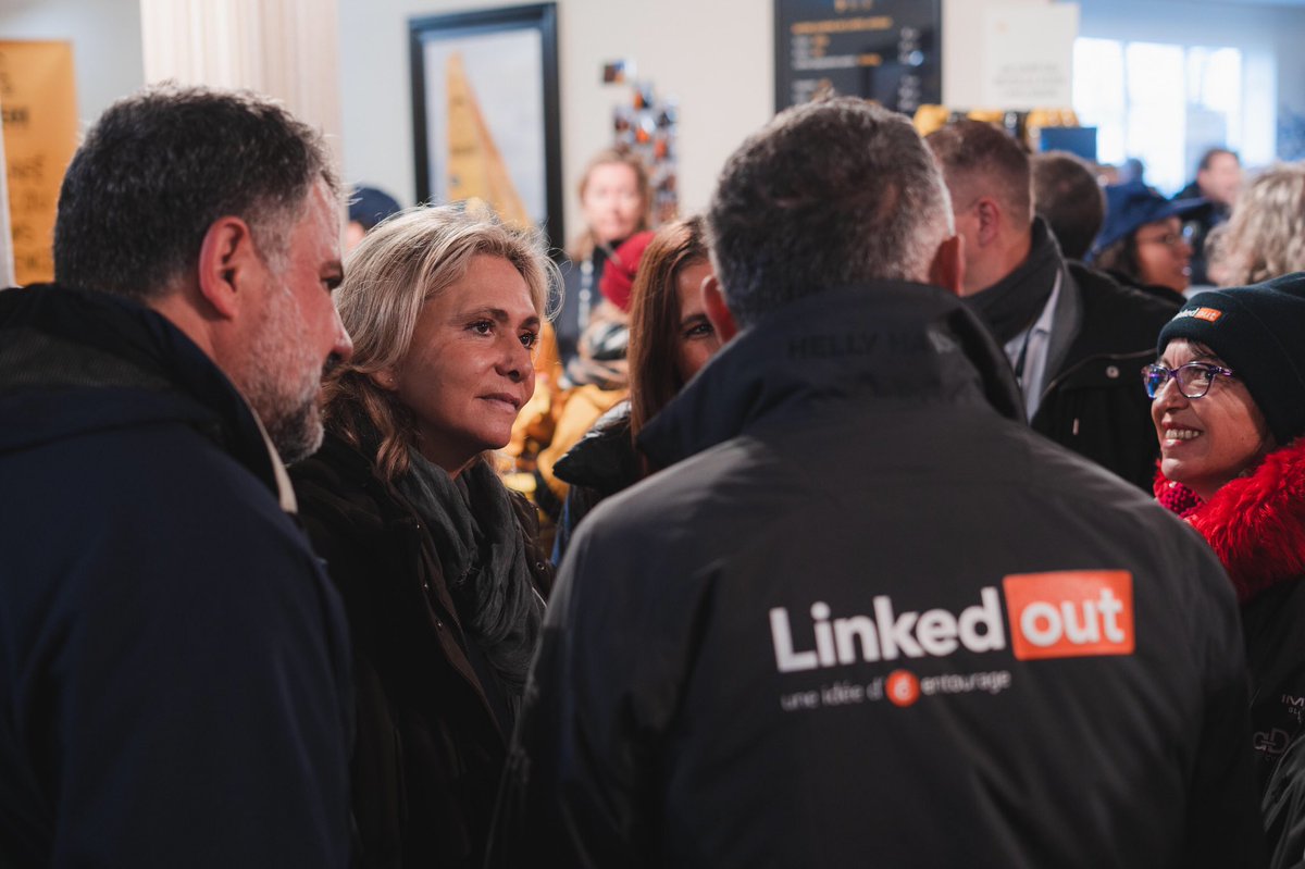 Entourage__pro's tweet photo. Aujourd’hui, à la @RouteDuRhum nous avons eu la visite de @vpecresse, présidente de la région @iledefrance. Plus d’une centaine de personnes en situation de précarité ont pu participer à ce week-end grâce au financement de la région, grand partenaire d’@R_Entourage ! https://t.co/lZU8P8UJwe