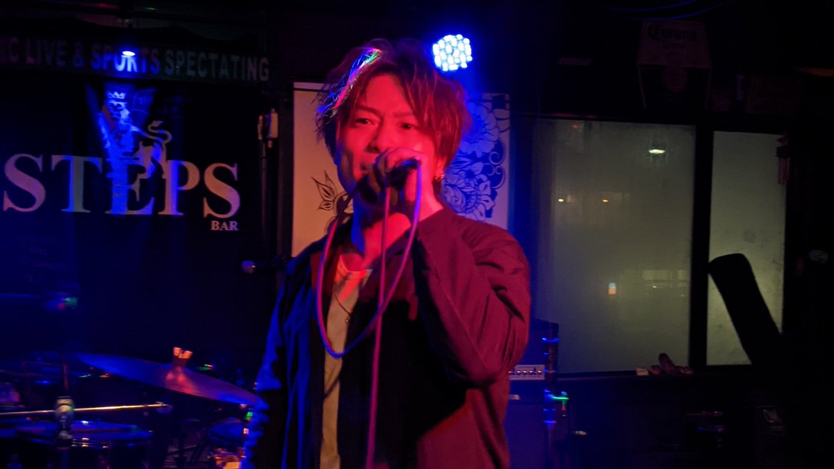 miyasirointer41's tweet photo. やっと生で歌声が聞けた #柴田トオル くん ライブハウスならでわの間近な距離 力強い歌声に酔いしれた。新曲の♪TO BE WITH YOU 全員で拳を上げて👊の一体感が良いね
#CROSSSOUL #STEPSBAR https://t.co/WbEomVRL3m