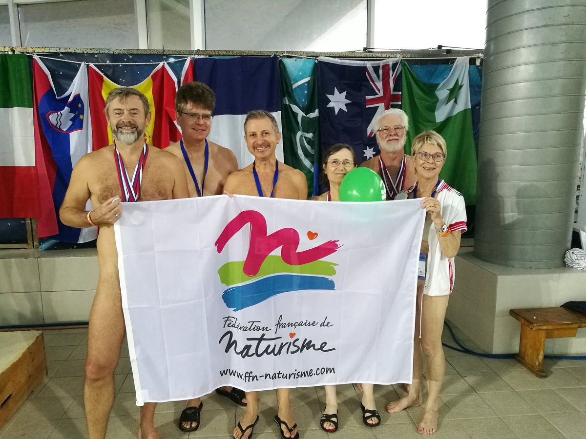 L'équipe de la Fédération française de naturisme au gala international de natation naturiste à Belgrade, le 5 novembre 2022.